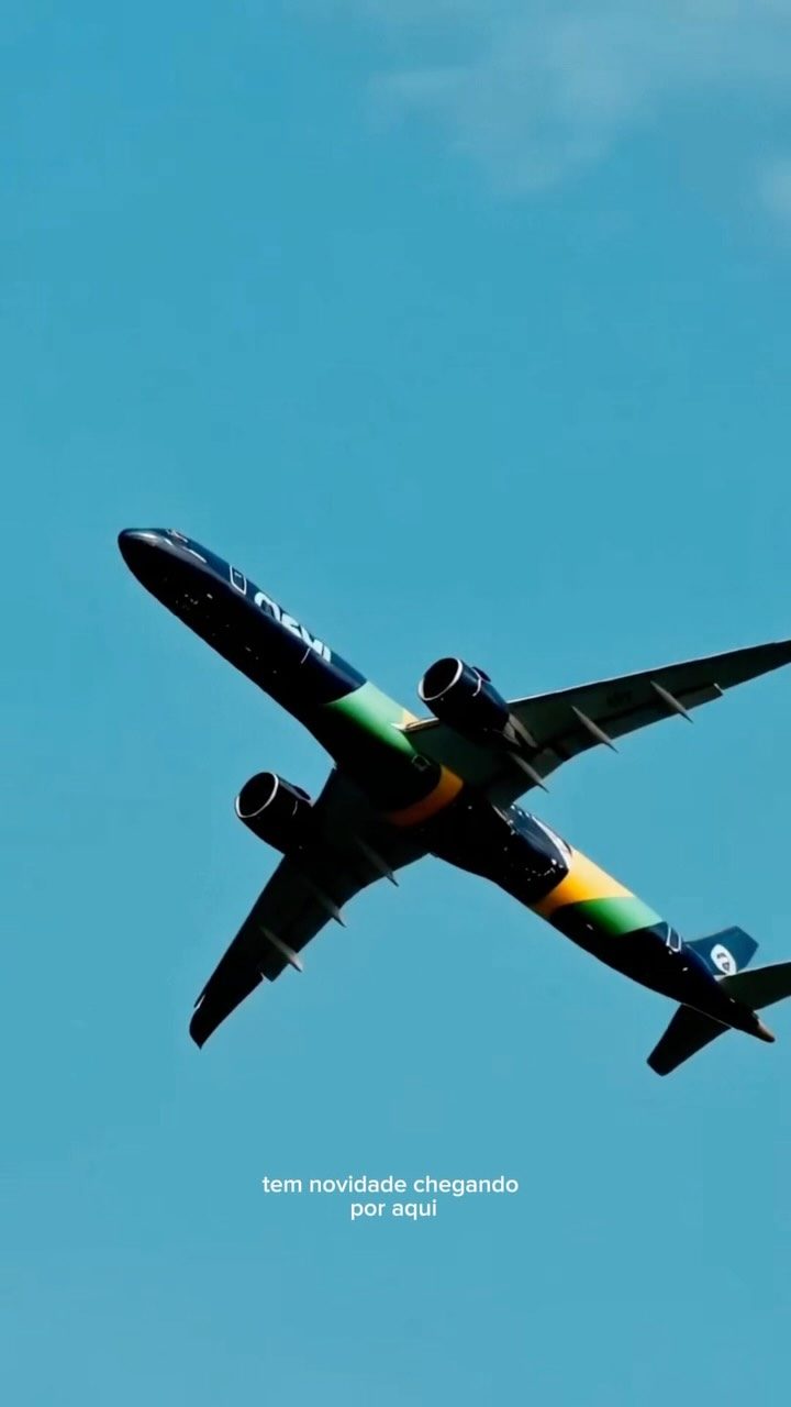 Avião da Azul no céu